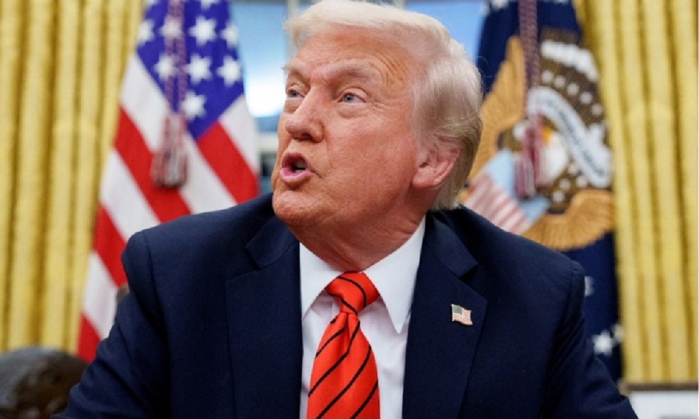 Donald Trump olhando para o lado e gritando
