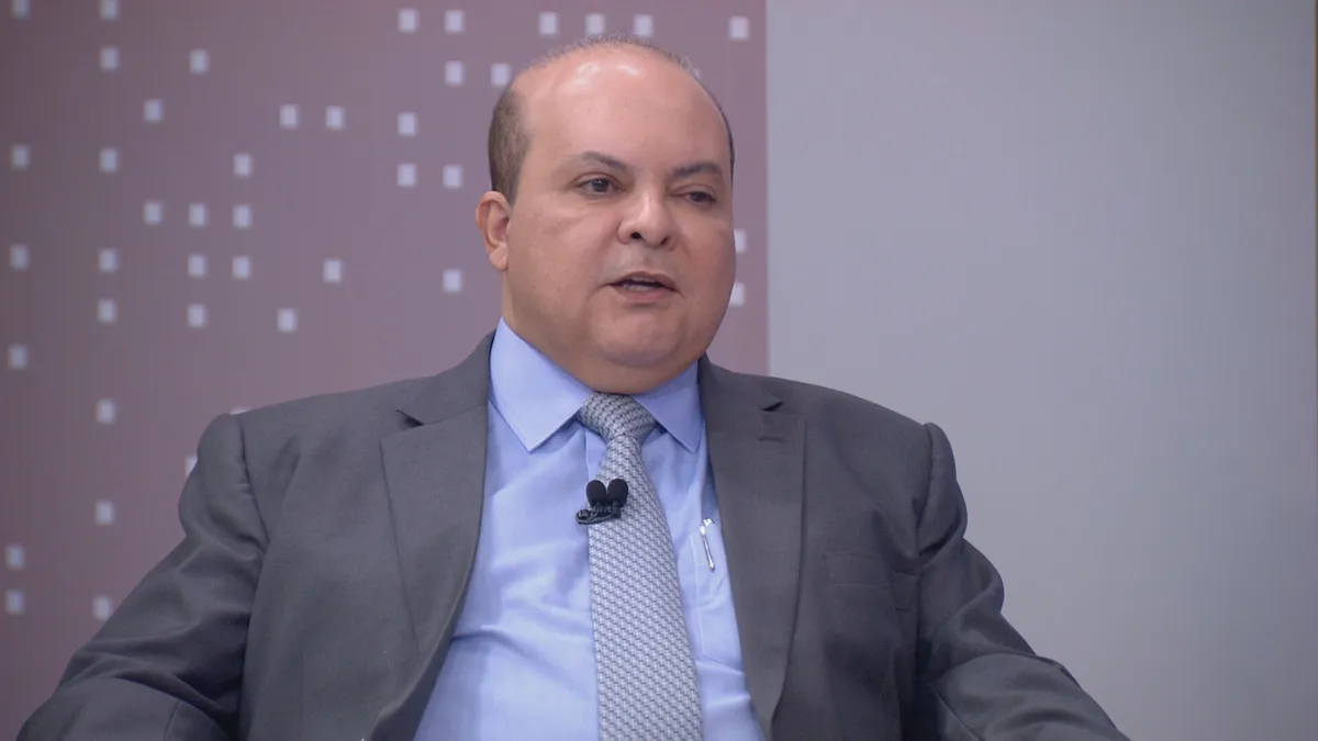 governador do Distrito Federal, Ibaneis Rocha (MDB), de roupa social cinza e azul, sério, falando, sem olhar para a câmera, com microfone lapela