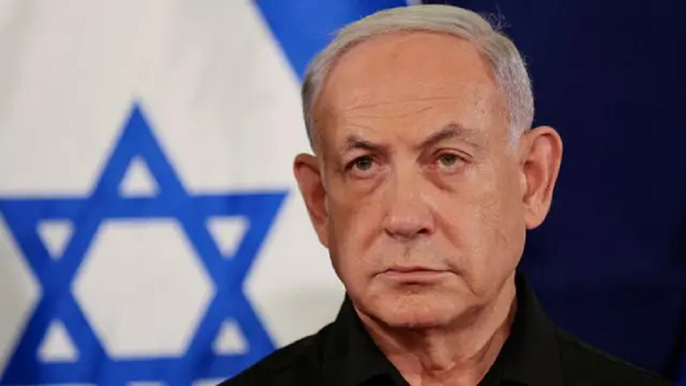 Benjamin Netanyahu sério, com a bandeira de Israel ao fundo