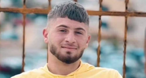 brasileiro-palestino Walid Khalid Abdalla Ahmad de camiseta amarela, posando sério para foto