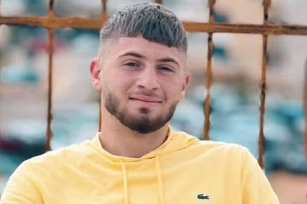 brasileiro-palestino Walid Khalid Abdalla Ahmad de camiseta amarela, posando sério para foto