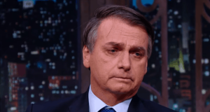 O ex-presidente Jair Bolsonaro (PL) com expressão de desânimo, no The Noite