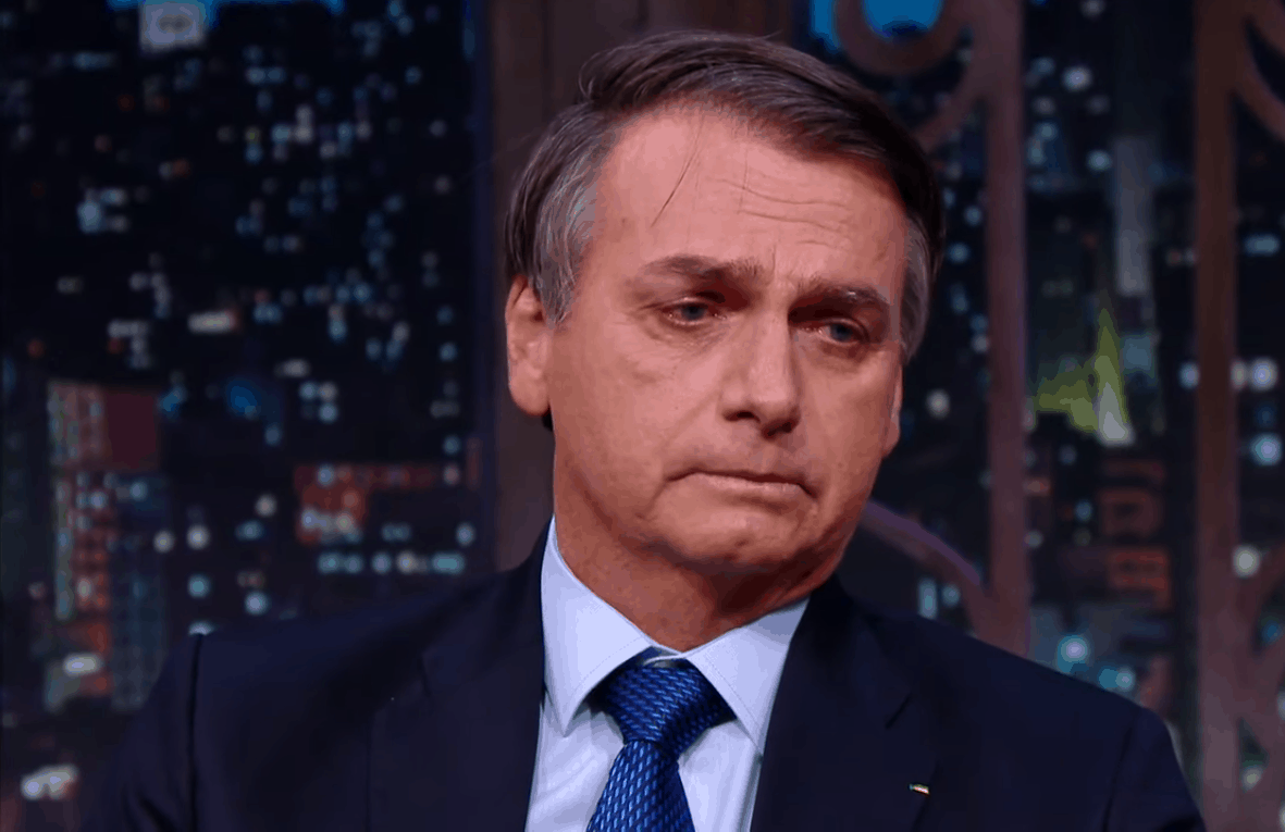O ex-presidente Jair Bolsonaro (PL) com expressão de desânimo, no The Noite