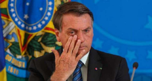 ex-presidente Jair Bolsonaro (PL) com expressão triste, coçando um dos olhos