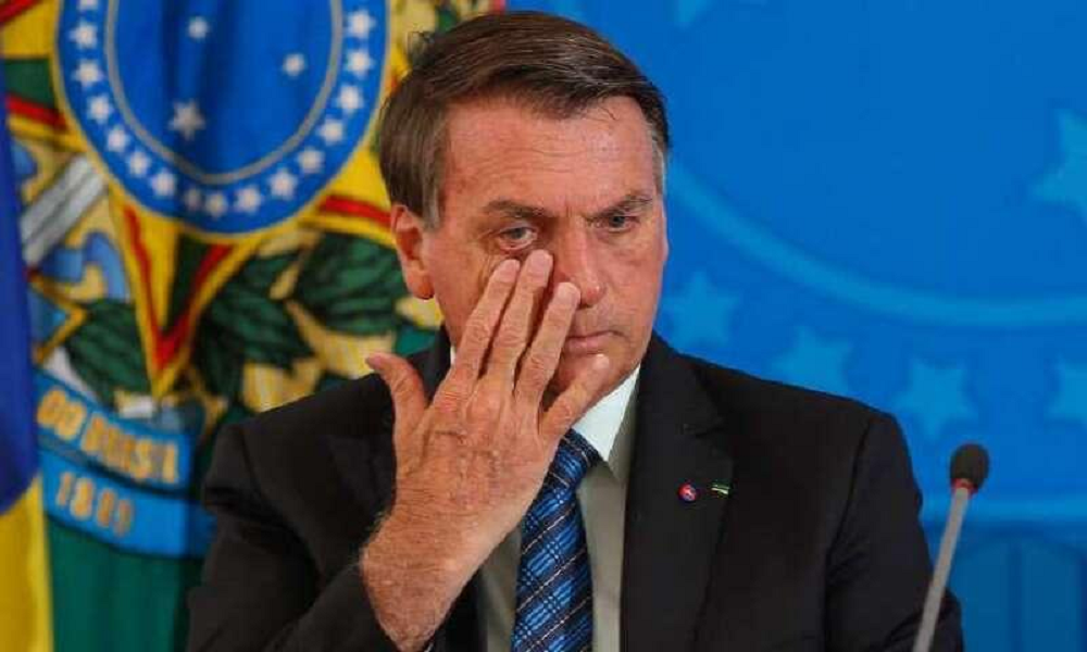 ex-presidente Jair Bolsonaro (PL) com expressão triste, coçando um dos olhos