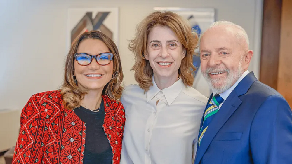 A primeira-dama Janja, a atriz Fernanda Torres e o presidente Lula (PT), os três posando para foto sorrindo, lado a lado
