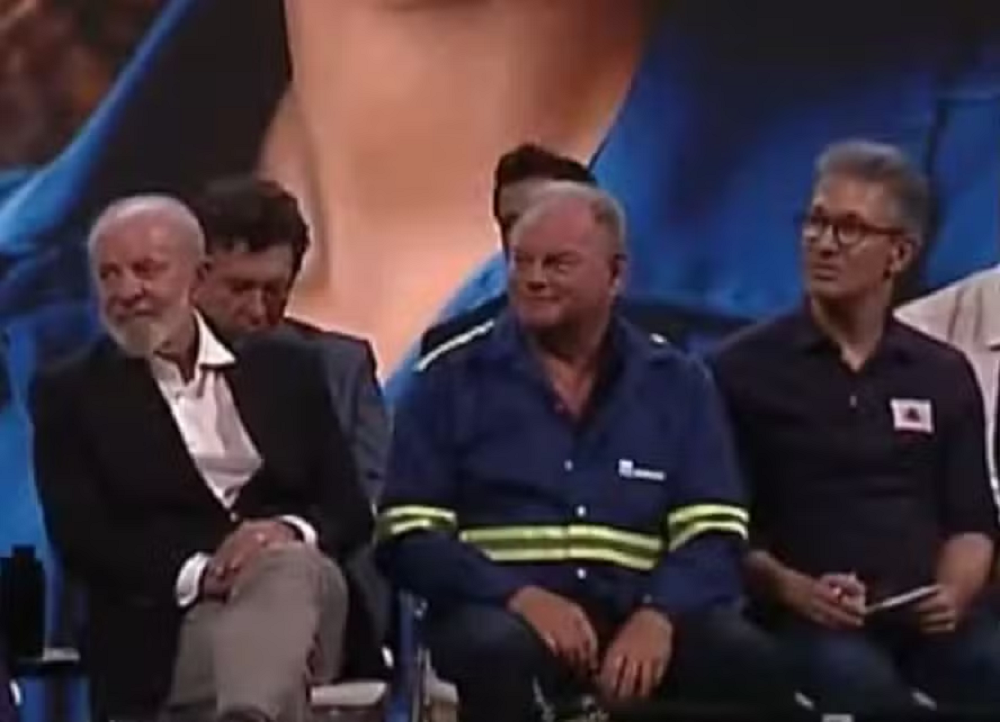 O presidente Luiz Inácio Lula da Silva (PT) e o governador de Minas Gerais, Romeu Zema (Novo) sentados próximos em evento