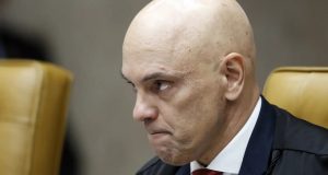 ministro Alexandre de Moraes, do Supremo Tribunal Federal (STF), de perfil, em close, com expressão observadora