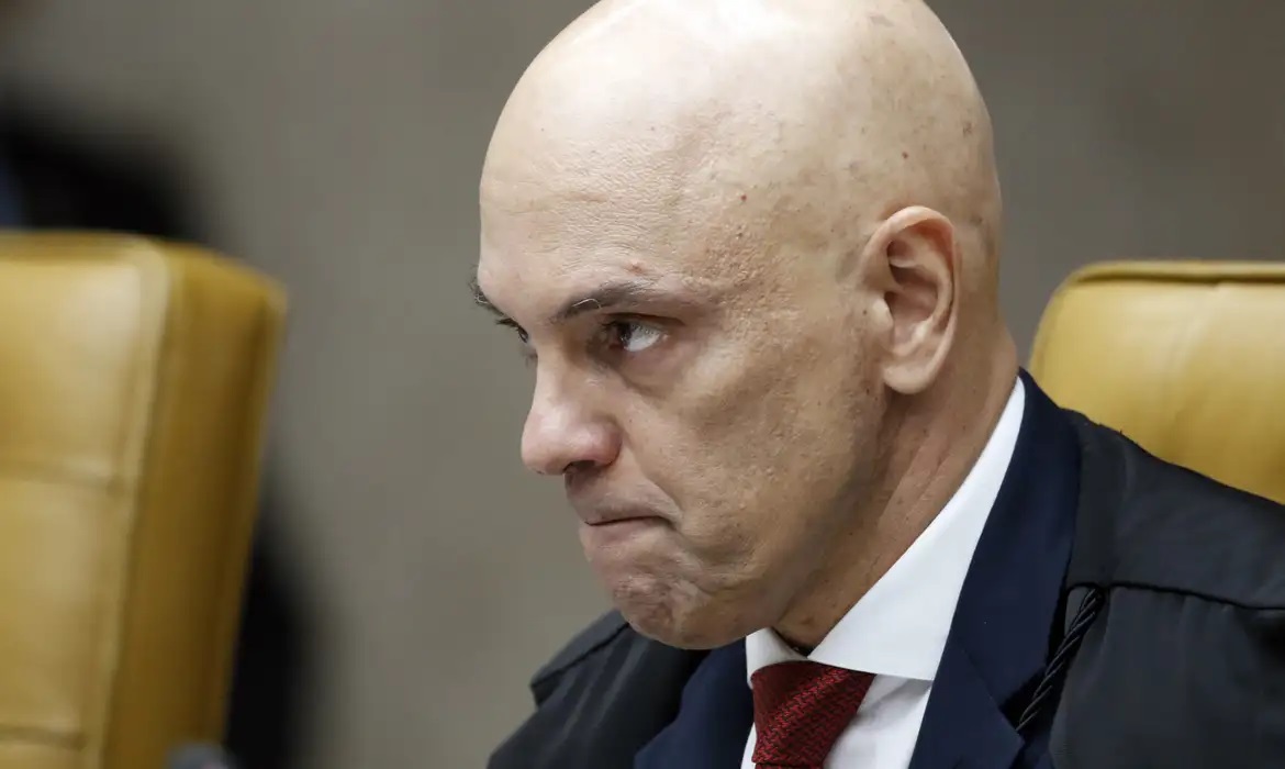 ministro Alexandre de Moraes, do Supremo Tribunal Federal (STF), de perfil, em close, com expressão observadora