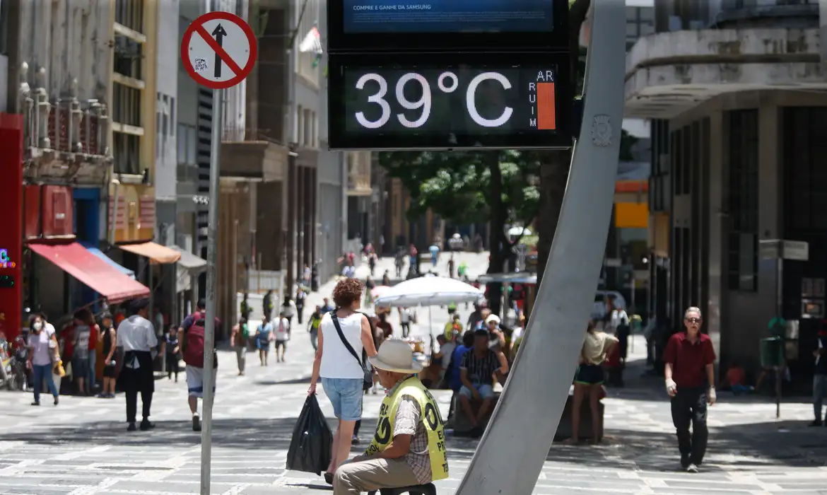Relógio de rua de São Paulo marcando 39º