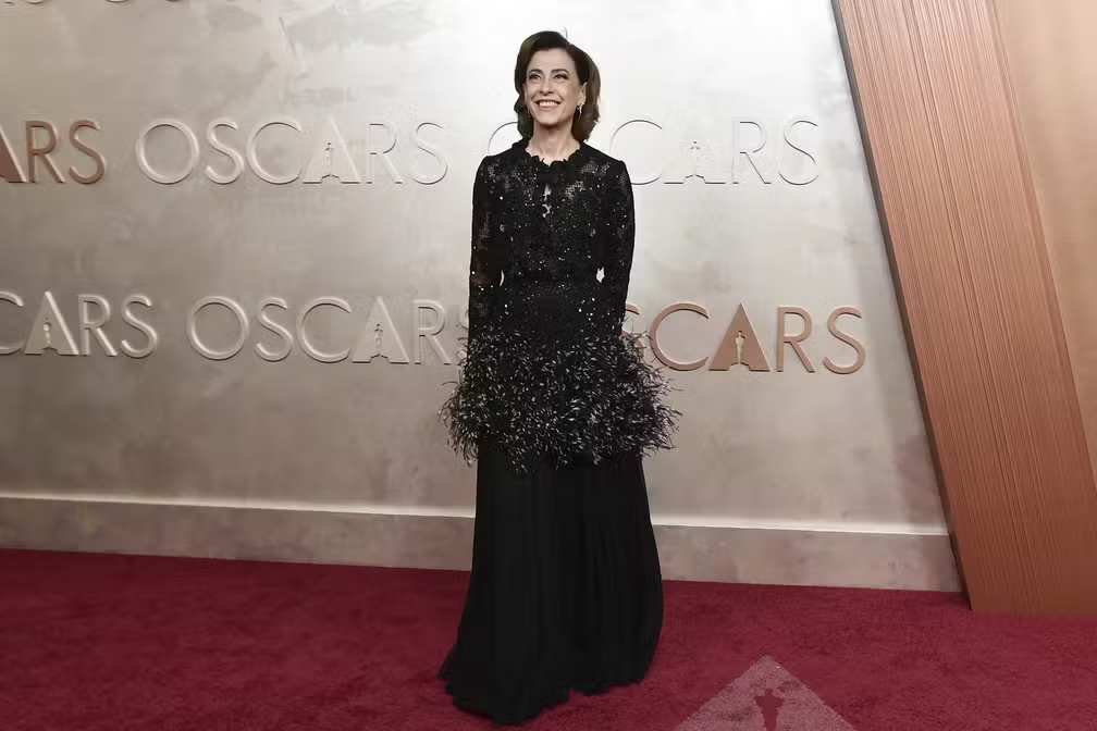 Fernanda Torres de vestido preto posando em tapete vermelho