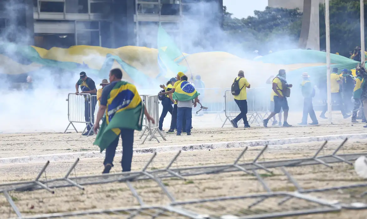 Golpistas na Praça dos Três Poderes em 8 de janeiro de 2023