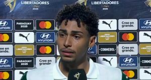 atacante Luighi chorando e olhando para o lado