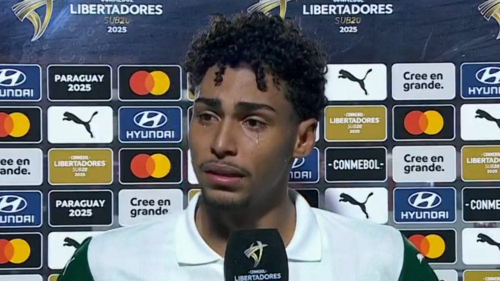 atacante Luighi chorando e olhando para o lado
