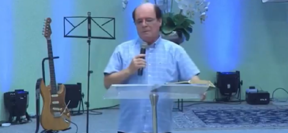 O pastor Rogerio Oliveira Amorim falando em microfone