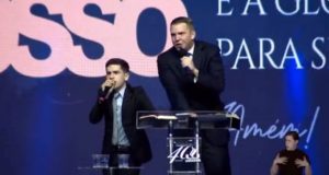 O pastor norte-americano David Eldridge em pregação