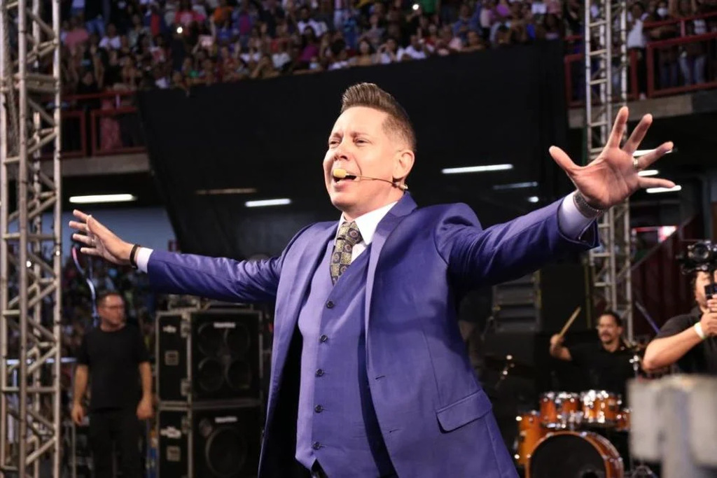 bispo Bruno Leonardo Santos Cerqueira de roupa azul marinho e braços abertos