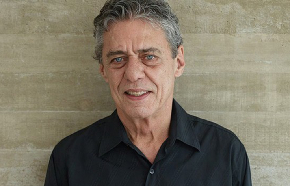 Chico Buarque olhando para a câmera, de roupa preta