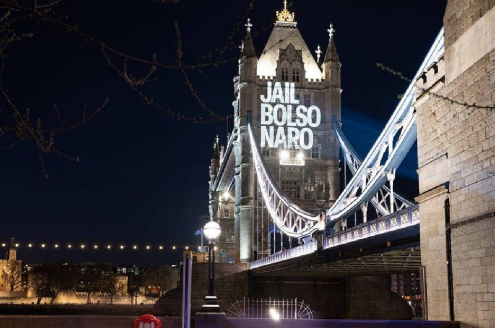 projeção contra Jair Bolsonaro na Tower Bridge