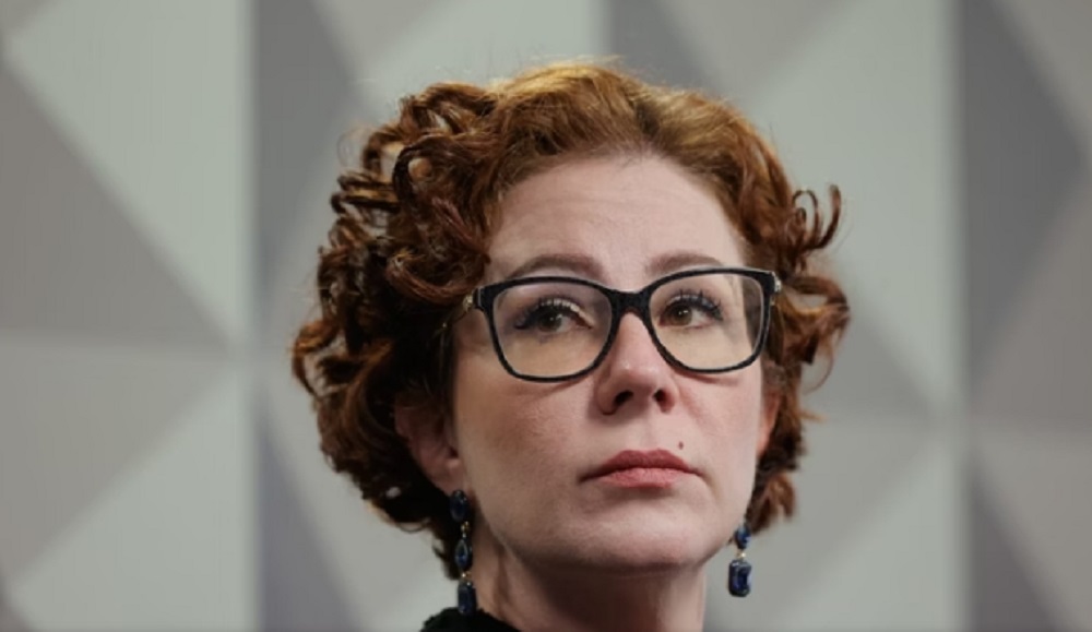 deputada federal Carla Zambelli (PL-SP) séria, olhando para o lado