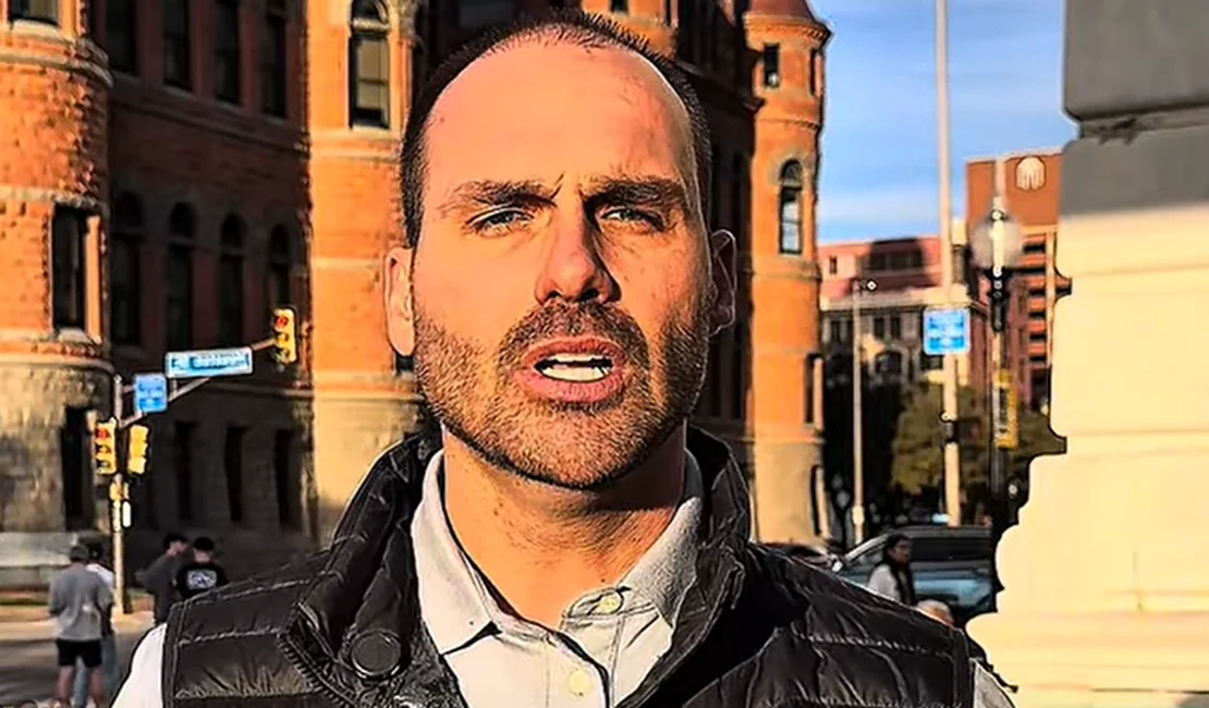 deputado federal licenciado Eduardo Bolsonaro (PL-SP) falando para a câmera, sério, em foto com efeito, em close
