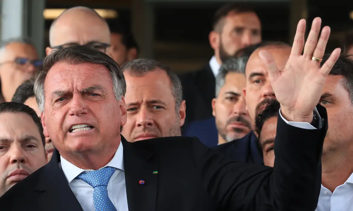 ex-presidente Jair Bolsonaro (PL) acenando e falando