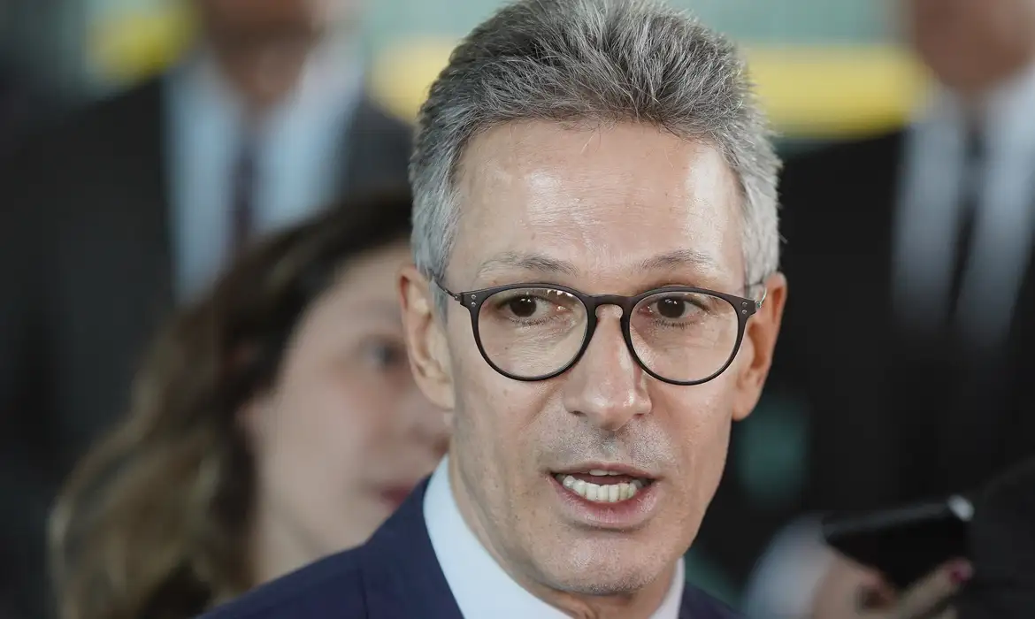 O governador de Minas Gerais, Romeu Zema (Novo), de óculos, falando, sem olhar para a câmera