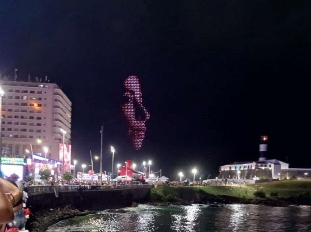 Homenagem feita com drones para Fernanda Torres em Salvador, na Bahia, à noite
