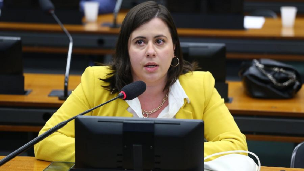 deputada federal Sâmia Bomfim (PSOL-SP) de roupa amarela, falando, de cabelo solto
