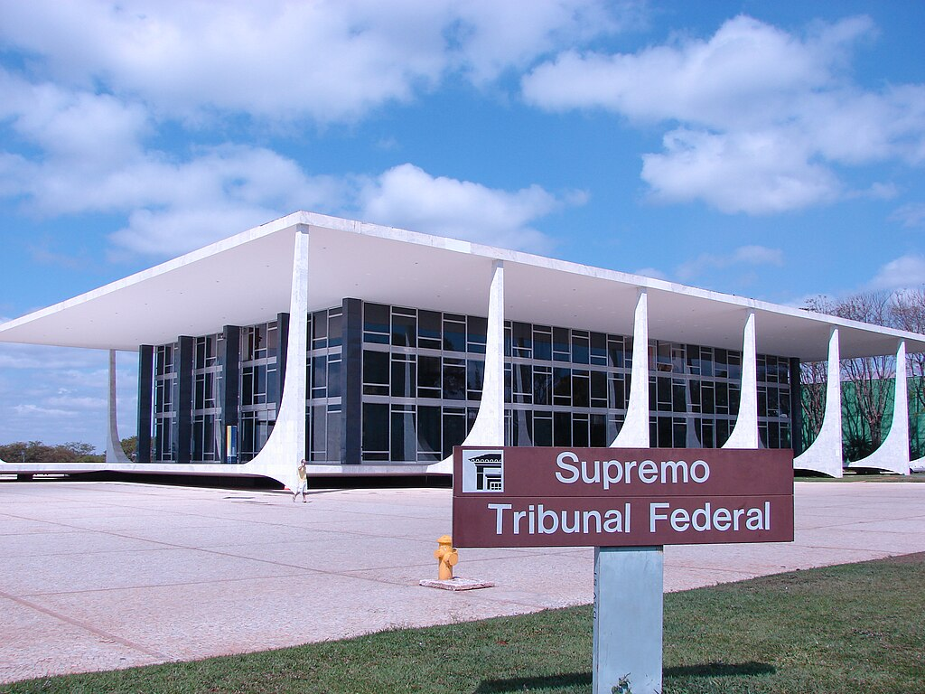 Supremo Tribunal Federal (STF) em dia ensolarado