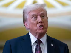 O presidente dos Estados Unidos, Donald Trump, falando, sério, sem olhar para a câmera