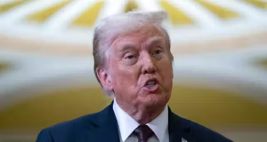 O presidente dos Estados Unidos, Donald Trump, falando, sério, sem olhar para a câmera