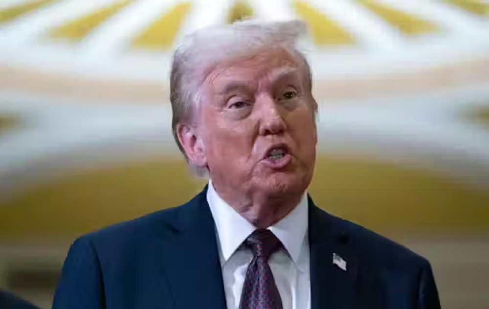 O presidente dos Estados Unidos, Donald Trump, falando, sério, sem olhar para a câmera