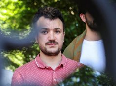 O estudante Mahmoud Khalil com expressão acuada