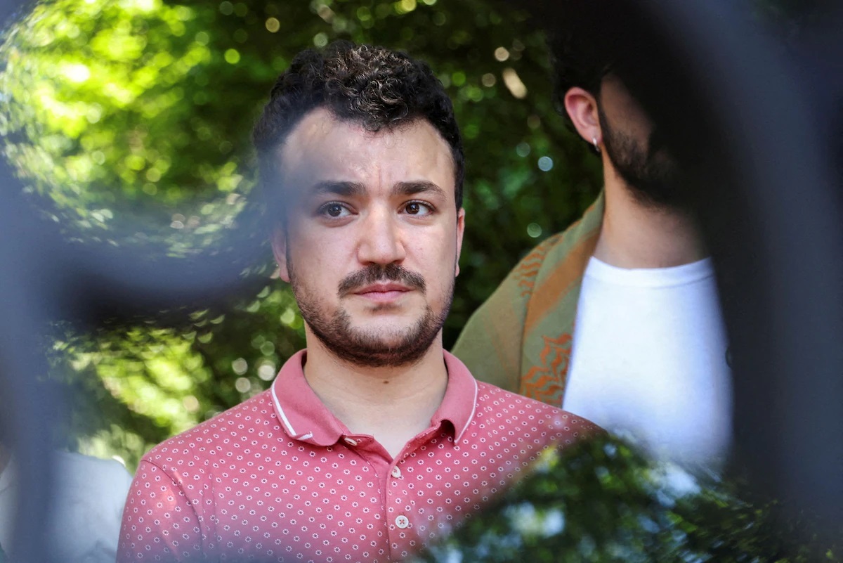 O estudante Mahmoud Khalil com expressão acuada