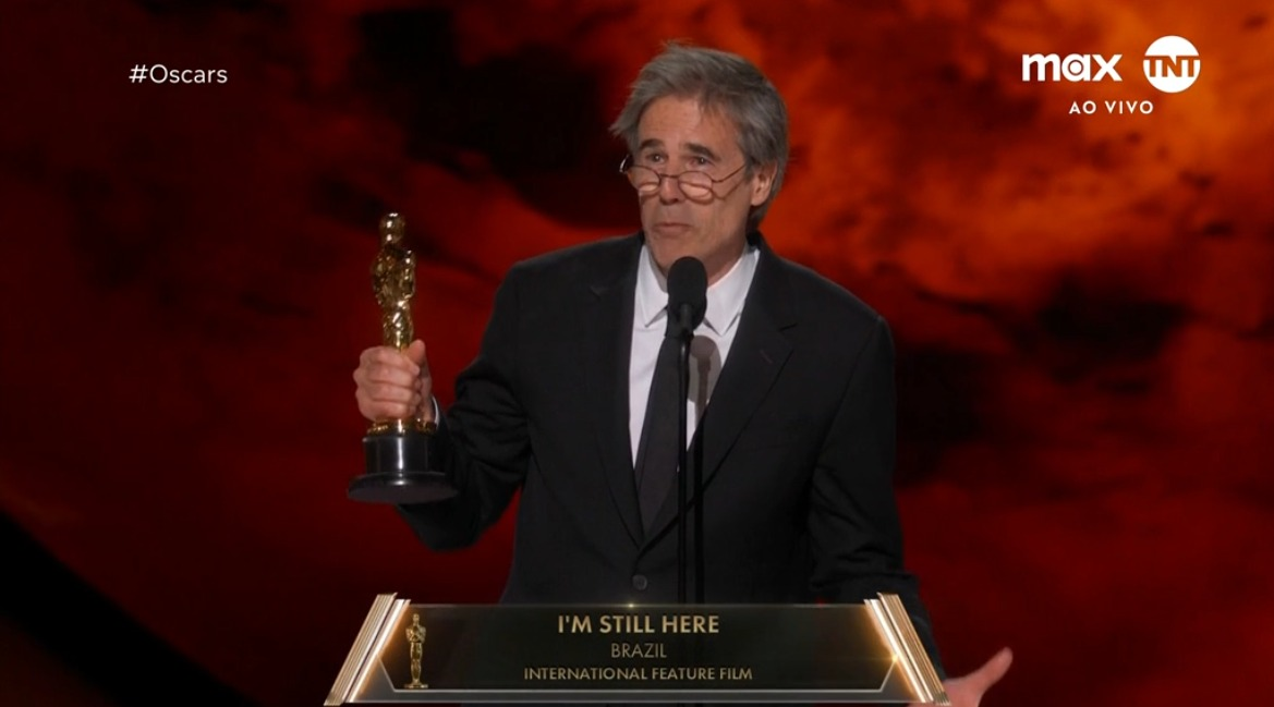 Walter Salles recebendo a estatueta do Oscar - Reprodução/Max