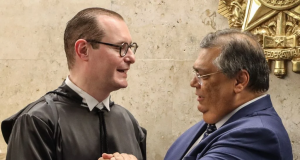 ministros Cristiano Zanin e Flávio Dino, do Supremo Tribunal Federal (STF) sorrindo e se cumprimentando