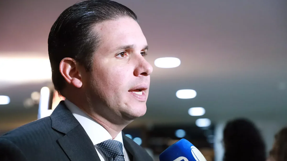 Estadão elogia Hugo Motta e diz que anistia só interessa a Bolsonaro e aliados: "Continue resistindo"