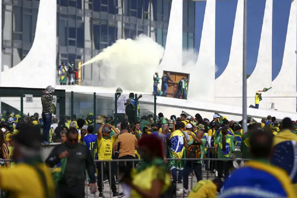 Golpistas depredando a Praça dos Três Poderes em 8 de janeiro de 2023