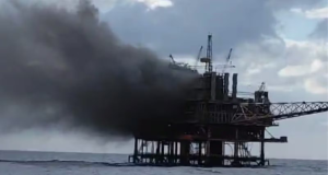 plataforma de petróleo pegando fogo