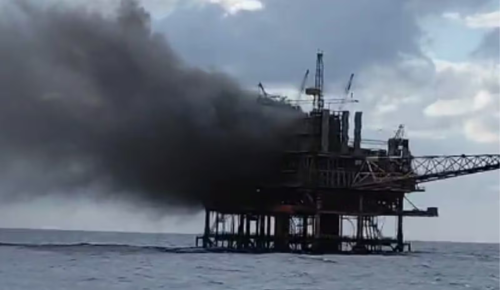 plataforma de petróleo pegando fogo