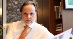 O advogado Marco Aurélio de Carvalho, coordenador do grupo Prerrogativas, de roupa social, olhando sério para a câmera