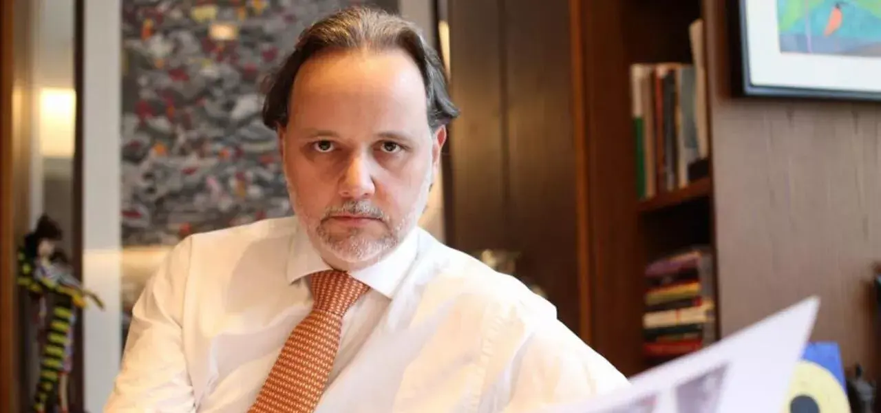 O advogado Marco Aurélio de Carvalho, coordenador do grupo Prerrogativas, de roupa social, olhando sério para a câmera