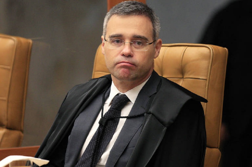 O ministro André Mendonça, do Supremo Tribunal Federal (STF), com expressão de tédio, de óculos, de terno e gravata