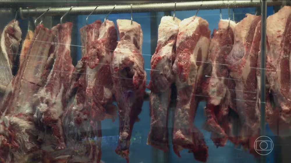 Carnes em exposição em açougue
