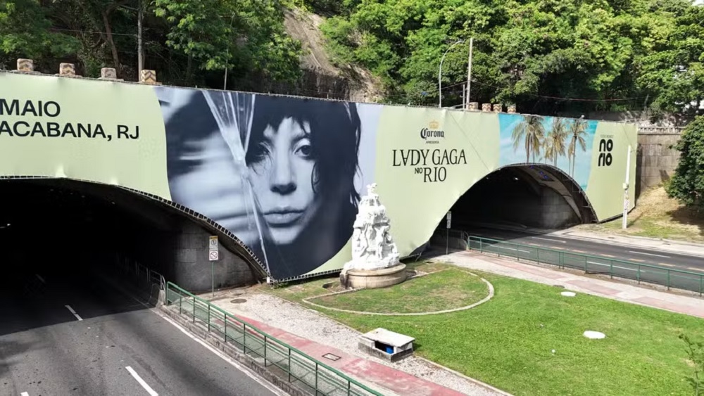 Banner de divulgação de show de Lady Gaga em túnel do Rio
