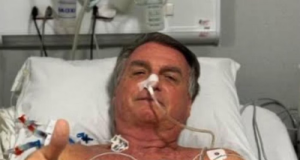 O ex-presidente Jair Bolsonaro sem camisa, ligado a aparelhos no hospital
