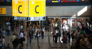 Aeroporto Internacional de São Paulo cheio de pessoas
