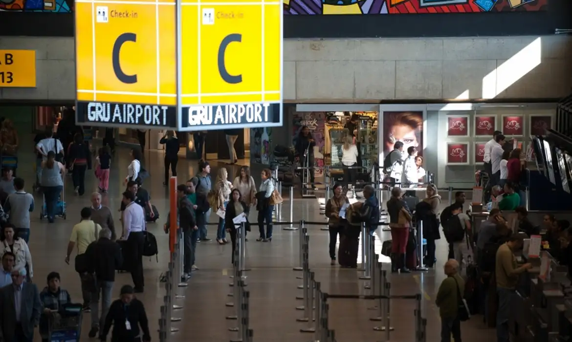 Aeroporto Internacional de São Paulo cheio de pessoas