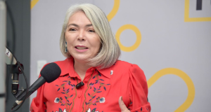 vereadora Liana Cristina da Costa Cirne (PT-PE) falando em microfone e gesticulando, de roupa vermelha